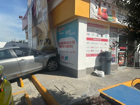 Automovilista ingresa a tienda Oxxo con todo y coche en Monterrey