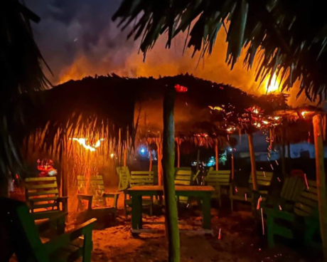 Incendio en Playa Miramar, se queman palapas