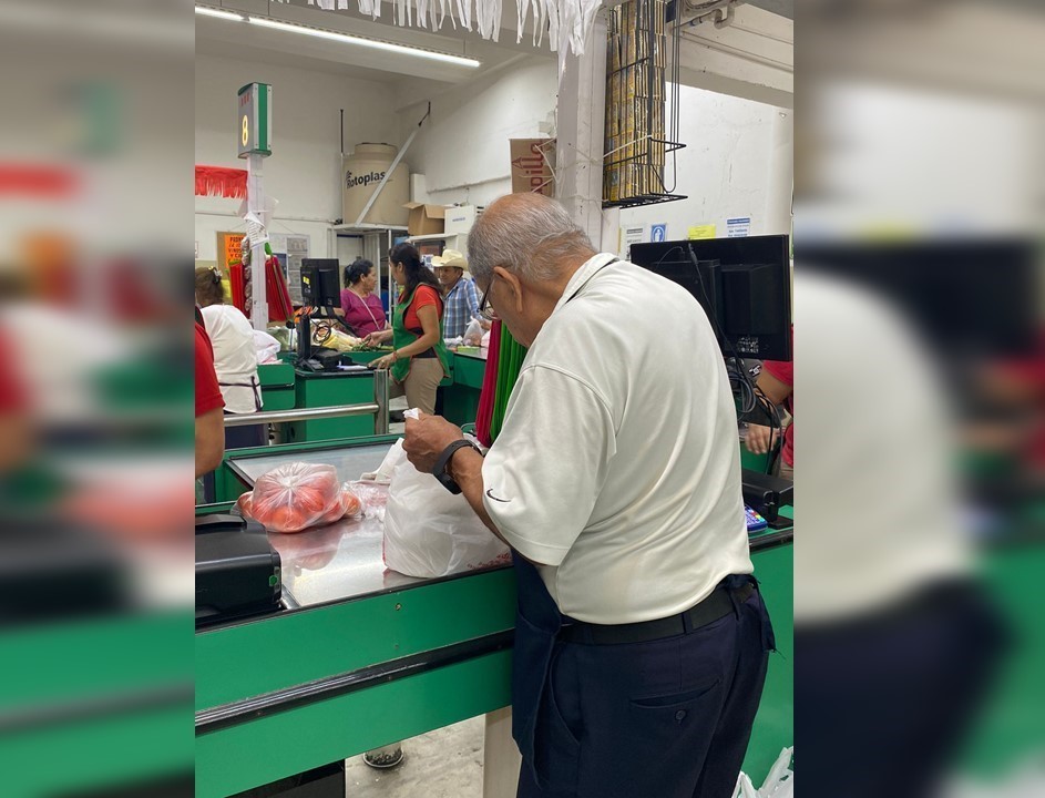 Abuelitos trabajan en su día. Foto: Sanju Pineda