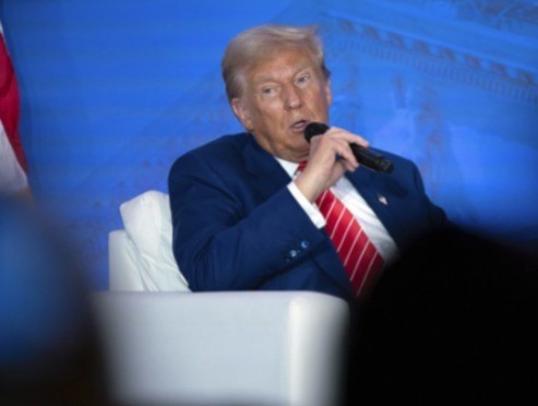 Donald Trump en una conferencia sobre el cannabis. Foto: Político.