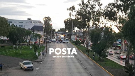 Bloqueo y caos vial en Avenida Central y laVía López Portillo (VIDEO)