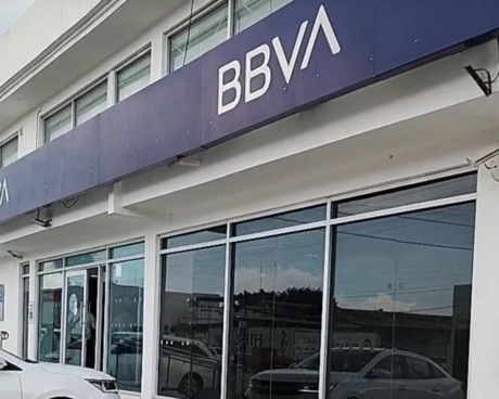 Asaltan a mujer saliendo de BBVA del 8 Mina; le roban 1 millón