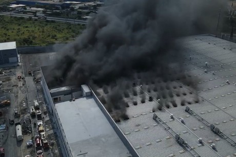 Incendio de fábrica en Santa Catarina, desalojan a 230 personas