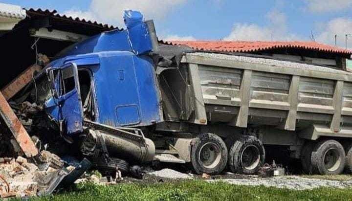 Góndola impacta vivienda en Almoloya de Juárez tras maniobra evasiva. Foto: RRSS