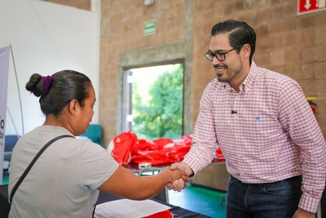 David de la Peña entrega paquetes escolares gratuitos a 11 mil estudiantes