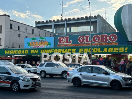 Reportan incremento en venta de uniformes escolares en el Centro de Monterrey