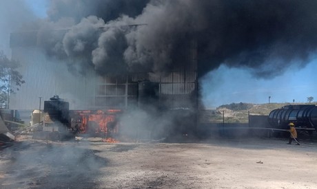 Arde planta tratadora de aceites en Cadereyta