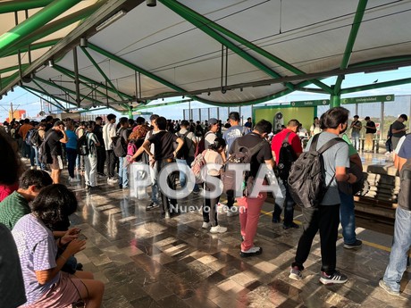 Tarda Metro hasta media hora en pasar y se satura en Universidad