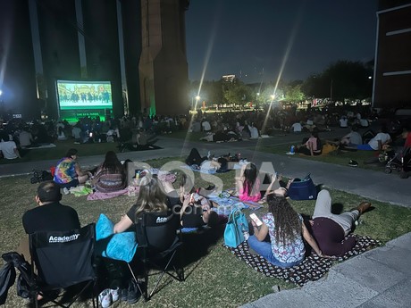 Viven regios noche de cine bajo las estrellas en Fundidora