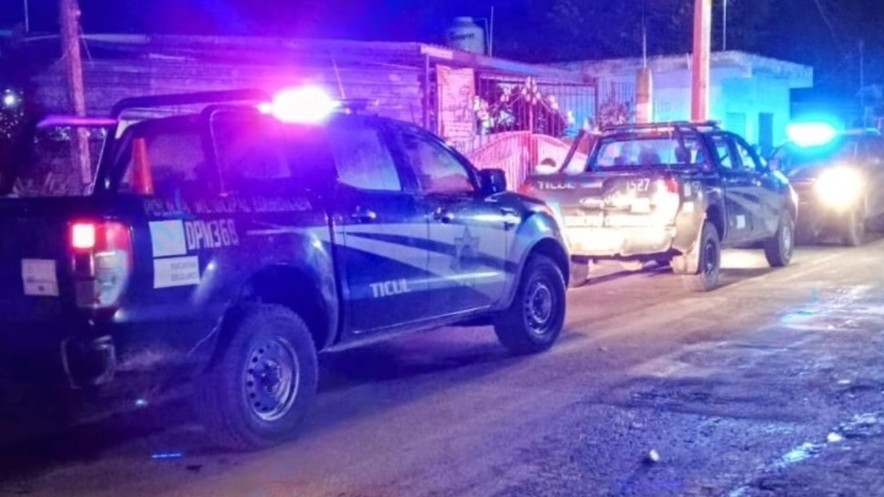 Las autoridades llegaron para detener al sujeto, quien había sido atrapado por los familiares Foto: Redes