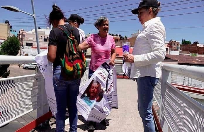 Colectivos de búsqueda colgando mantas de desaparecidos en los puentes peatonales. Foto: Pulso.