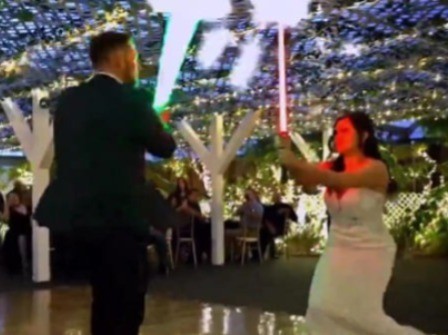 La pareja luchando con sables de luz de Star Wars en vez de hacer el bals de la boda. Foto: X @MrFreaki.