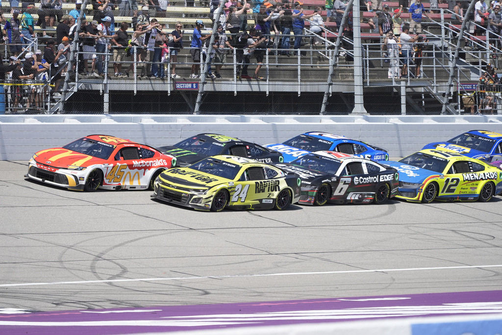 Tyler Reddick lidera el grupo en un reinicio en tiempo extra durante una carrera de autos de la NASCAR Cup Series en Michigan International Speedway, el lunes 19 de agosto de 2024, en Brooklyn, Michigan. (Foto AP/Carlos Osorio)