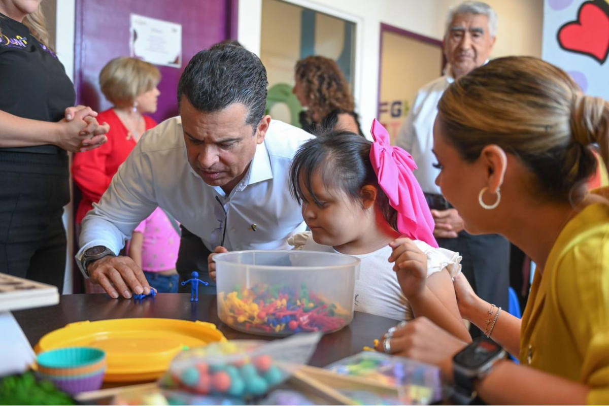 Alcalde y presidenta del DIF Victoria realizaron un recorrido por las nuevas instalaciones del Centro Down. Foto: Agencia