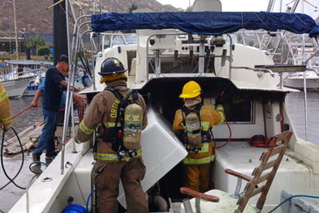 Fuego consume embarcación 'Pacific Time' en Marina de Cabo San Lucas