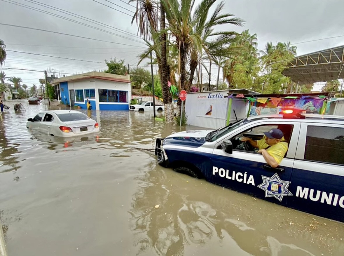 Pacientes y usuarios del Hospital del IMSS Nº6 sufren los estragos de las lluvias de 'Fabio'. Foto cortesía por Oficial de la Policía Municipal