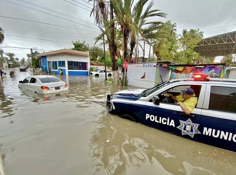 ‘Héroes sin capa’ auxilian hospital del IMSS atrapado bajo el agua en Los Cabos