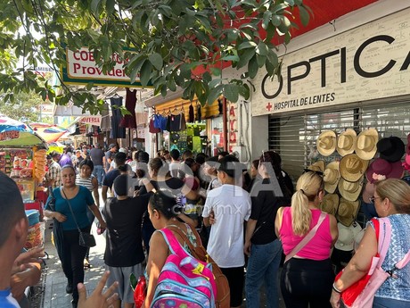 Se presentan largas filas en compras de regreso a clases en centro de Monterrey