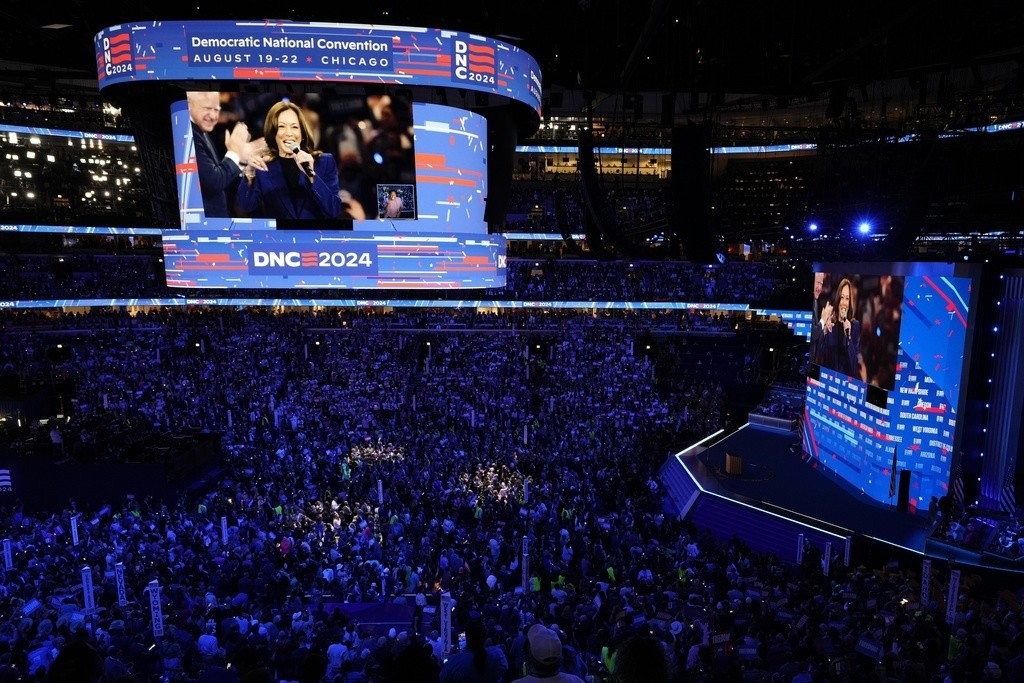 La virtual candidata a la presidencia por el Partido Demócrata, la vicepresidenta Kamala Harris, aparece en las pantallas después de una votación nominal durante la Convención Nacional Demócrata, el martes 20 de agosto de 2024, en Chicago. (AP Foto/Morry G