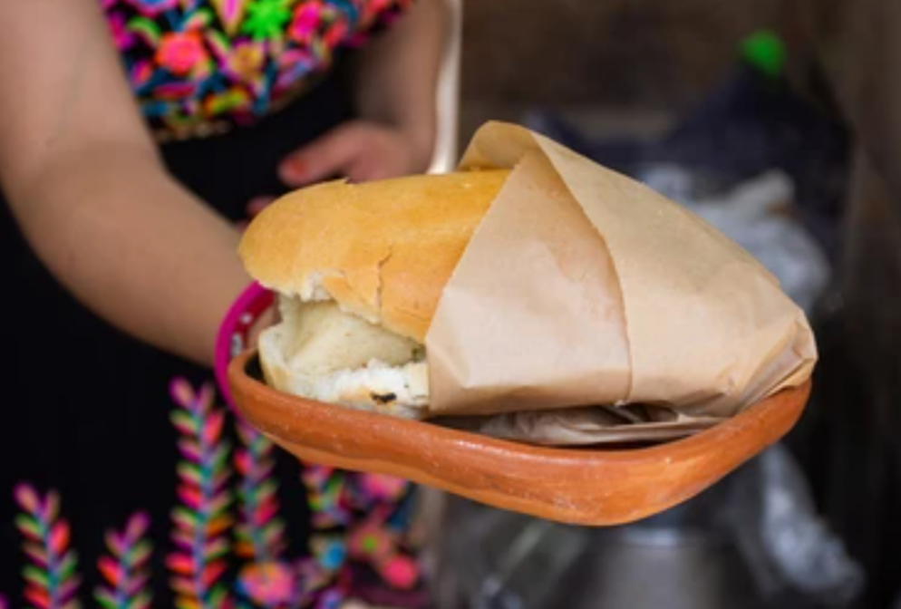 La torta de tamal y el atole crearon una combinación perfecta. Imagen: Shutterstock