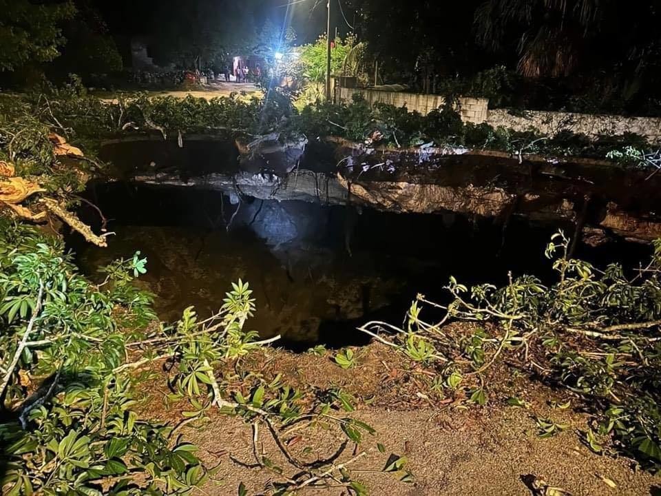 Vecinos de la comunidad de Xocén fueron sorprendidos ayer domingo por la noche luego que se formara un gran socavón que se “tragó” un árbol que se encontraba en la zona.- Foto de Sintonía Yucatán