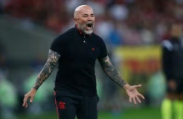 Jorge Sampaoli dirigiendo al Flamengo de Brasil. Foto: EL PAÍS.