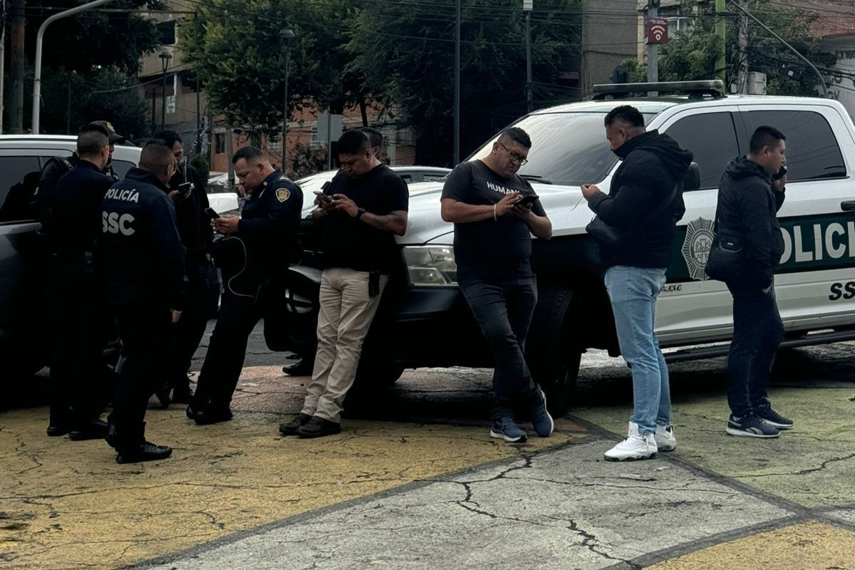 Elementos policiales frente a una patrulla. Foto: Ramón Ramírez