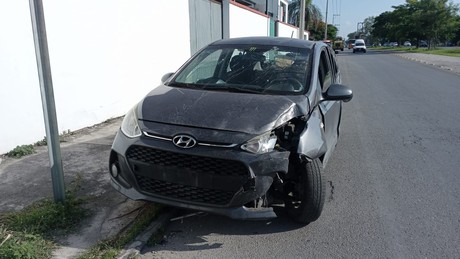 Taxista de plataforma sobrevive a aparatoso accidente en el periférico de Mérida