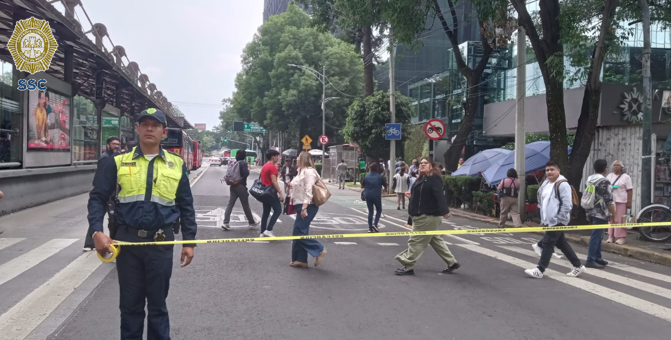 Corte a la circulación en ambos sentidos de  Av. Insurgentes. Foto: Archivo @OVIALCDMX