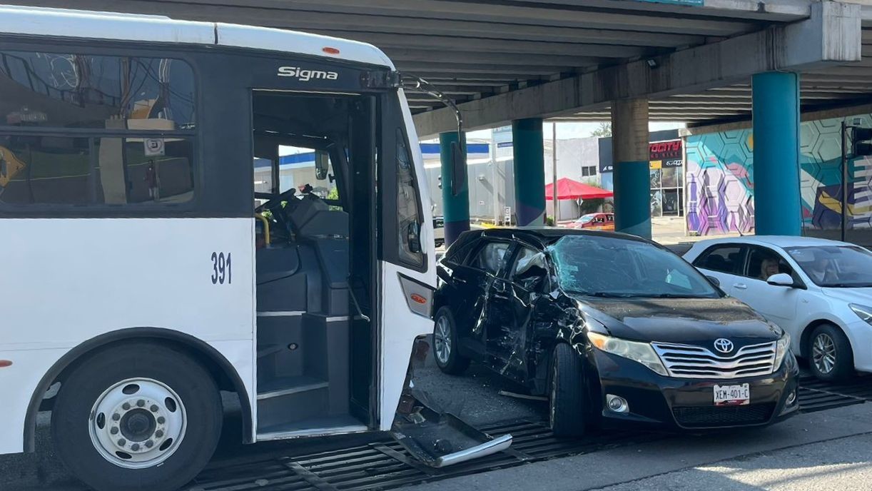 Choque entre autobús y camioneta en Tampico deja una persona lesionada