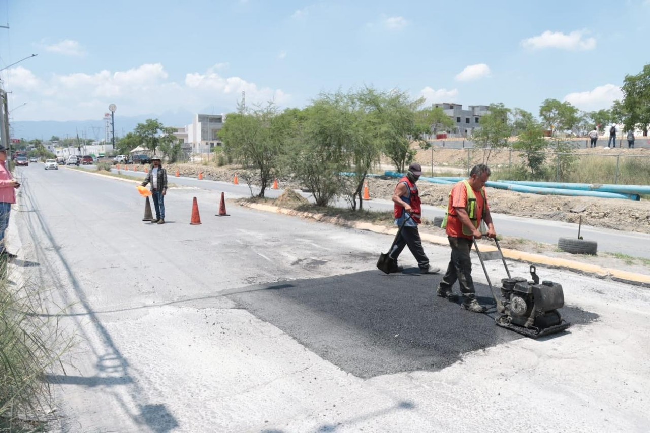 Trabajadores de Servicios Públicos de Juárez realizando las labores de bacheo. Foto: Facebook Paco Treviño.