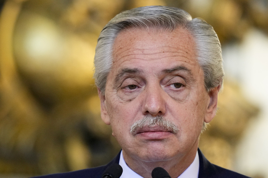 El presidente argentino Alberto Fernández asiste a una conferencia de prensa con la presidenta de la Comisión Europea Ursula von der Leyen, en la casa de gobierno en Buenos Aires, Argentina, e1 13 de junio de 2023. (AP Foto/Natacha Pisarenko, Archivo)