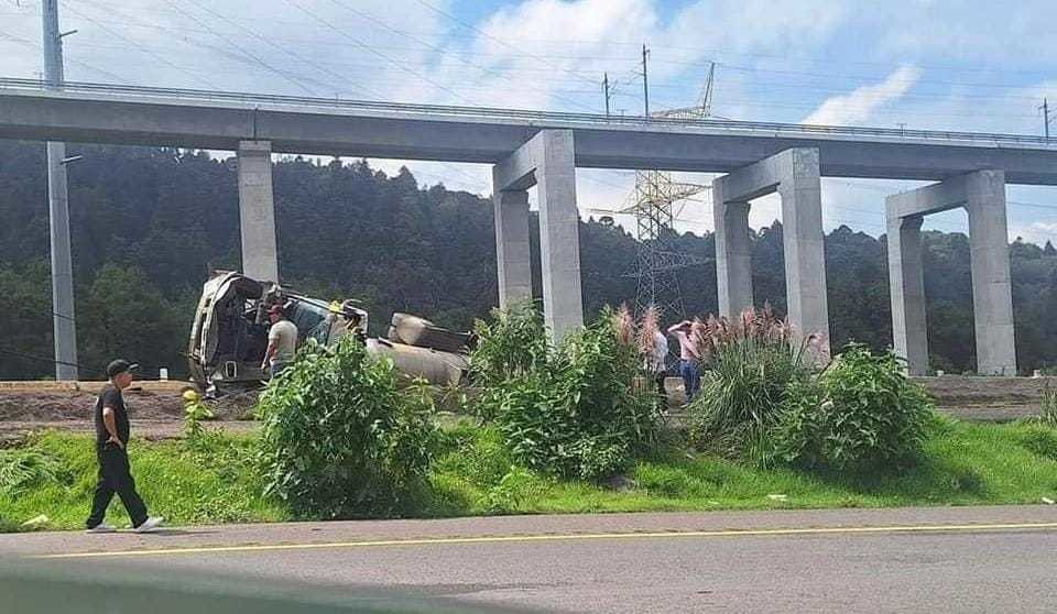 Nuevo accidente en la México-Toluca: Tráiler volcado en Ocoyoacac. Foto: RRSS