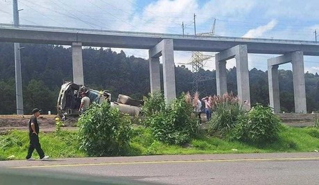 Nuevo accidente en la México-Toluca: Tráiler volcado en Ocoyoacac