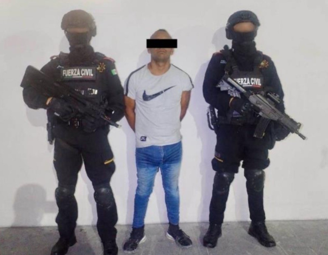 Juan 'N' tras haber sido detenido por los policías de Fuerza Civil. Foto: Fuerza Civil.