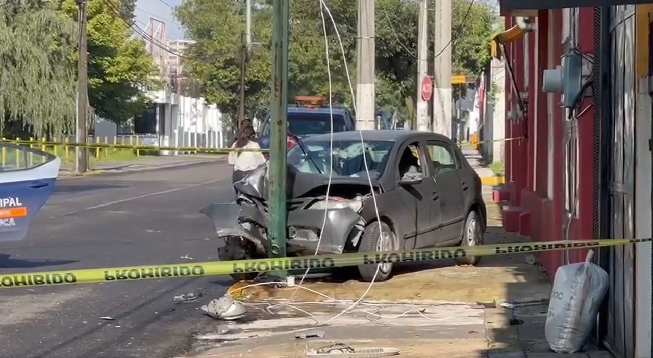 El conductor de unos 50 años no fue identificado en el lugar. Foto: Captura de pantalla