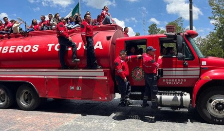 Bomberos de Toluca armaron caravana para celebrar su día