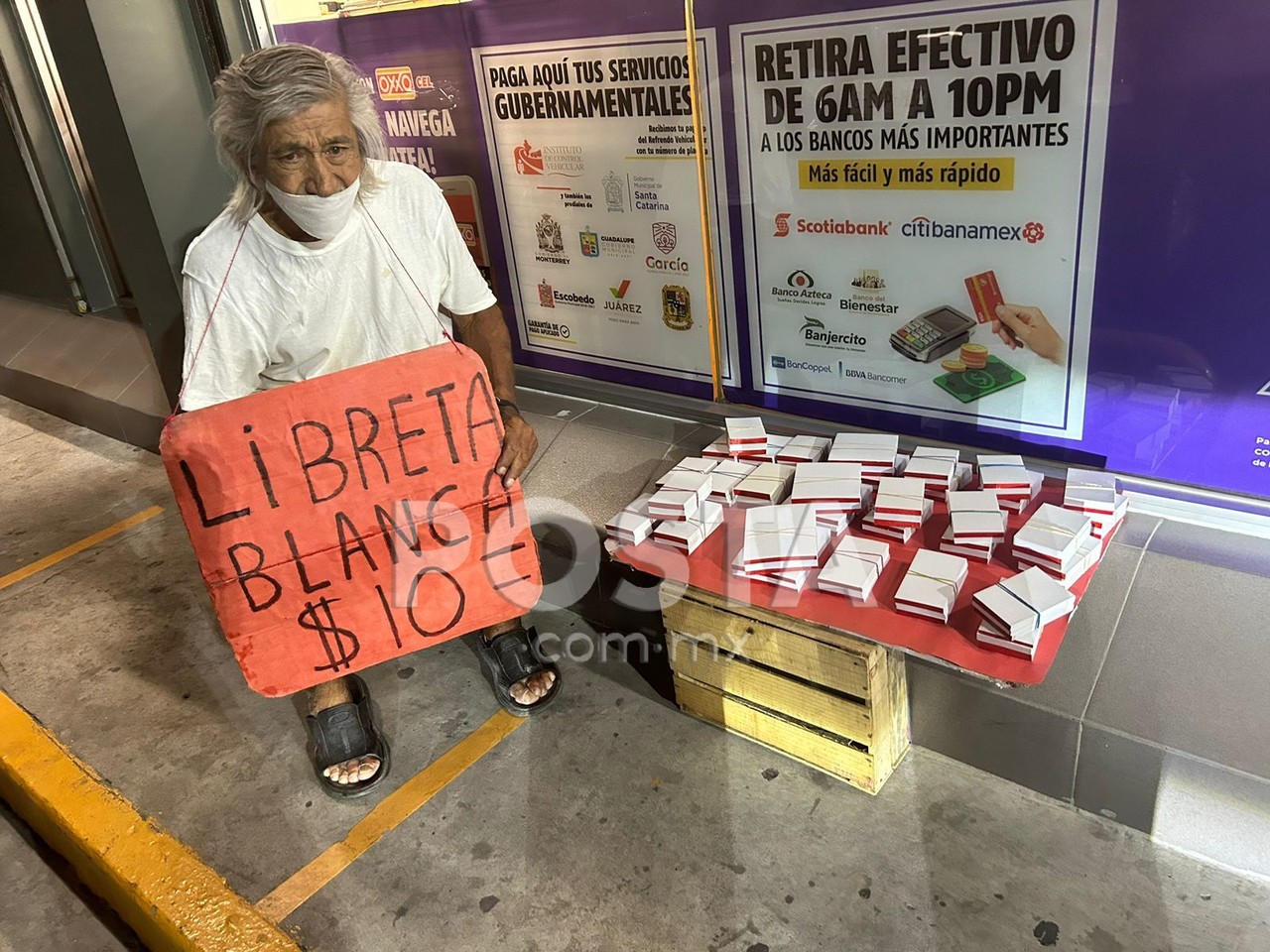 Don Chuy vendiendo libretas afuera de un Oxxo en Guadalupe. Foto: Jorge López