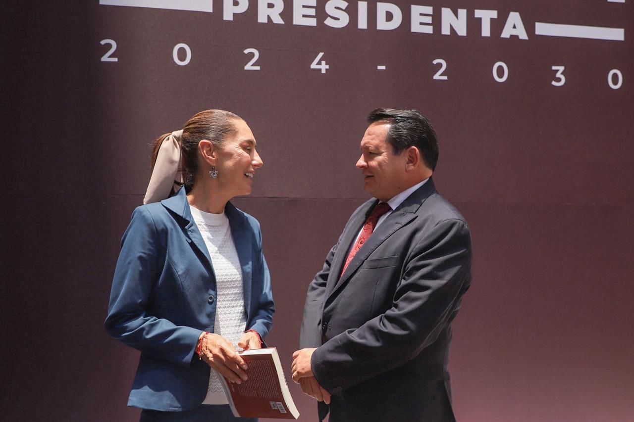 Joaquín Díaz Mena, gobernador electo de Yucatán y la Presidenta electa de México, Claudia Sheinbaum Pardo. Foto: Cortesía