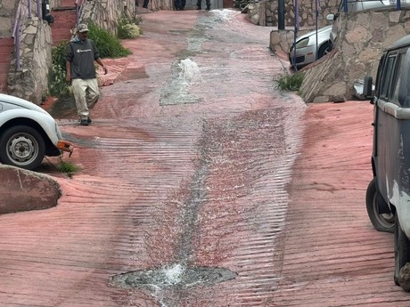 Mega fuga de agua alerta a vecinos de la GAM; se fractura tubo de 4 pulgadas