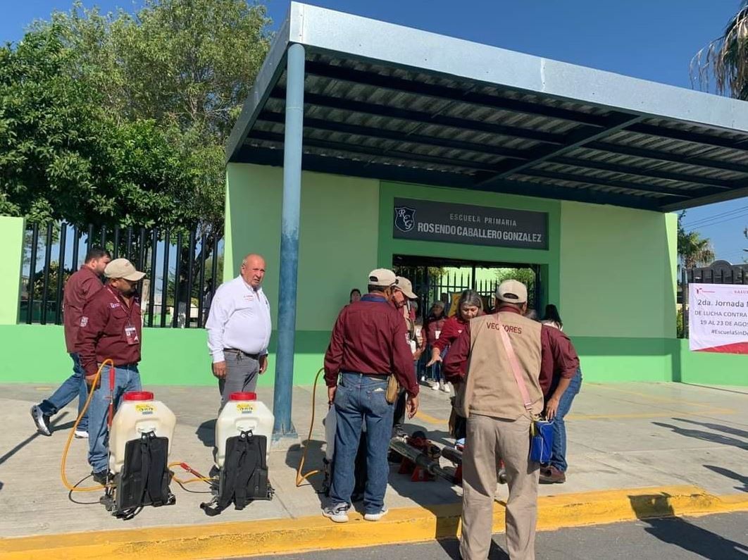 Fumigan contra mosquito trasmisor del dengue en escuelas de Tamaulipas. Foto: Daniel Espinoza