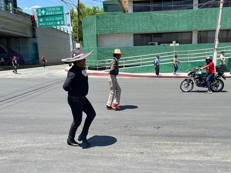 Bailan folclor en las calles de Saltillo para cumplir un sueño