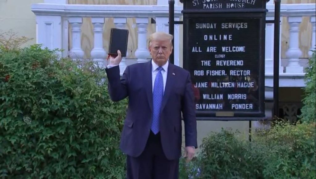 Con Biblia en mano: Trump posa frente a iglesia. Foto. Archivo Ilustrativa 2020