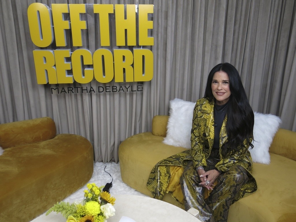 La presentadora y empresaria nicaragüense-mexicana Martha Debayle posa para un retrato para promocionar su podcast Off the Record durante una entrevista en la Ciudad de México, el 25 de julio de 2024. (Foto AP/Berenice Bautista)