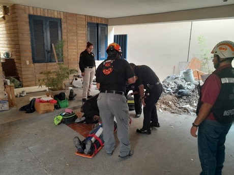 Caen dos personas a cisterna en la colonia Colorines de San Pedro