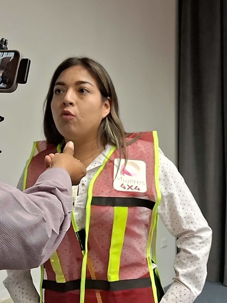 Denisse y 14 mujeres más, se capacitan para manejar tráileres