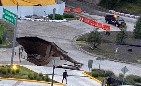 Socavón de 10 metros interrumpe tránsito en Huixquilucan