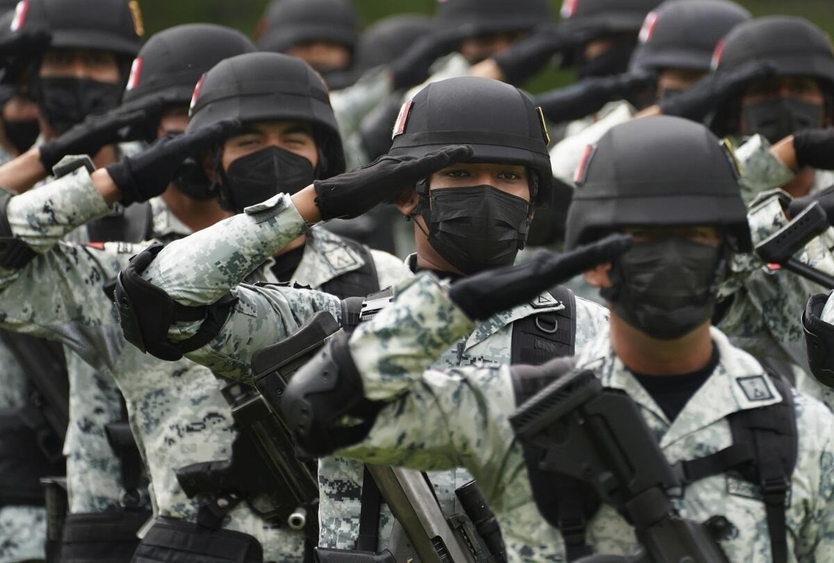 Elementos de la Guardia Nacional en los honores a la bandera. Foto: Los Angeles Times.