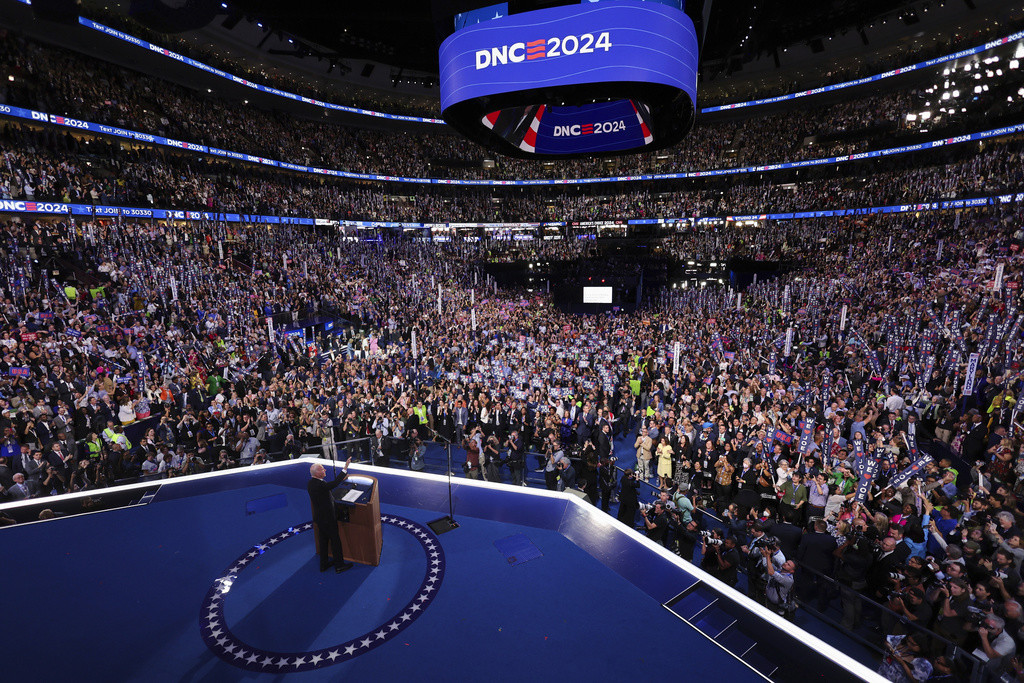 El presidente Joe Biden saluda a la multitud durante la Convención Nacional Demócrata, el lunes 19 de agosto de 2024, en Chicago. (Mike Segar/Foto compartida vía AP)