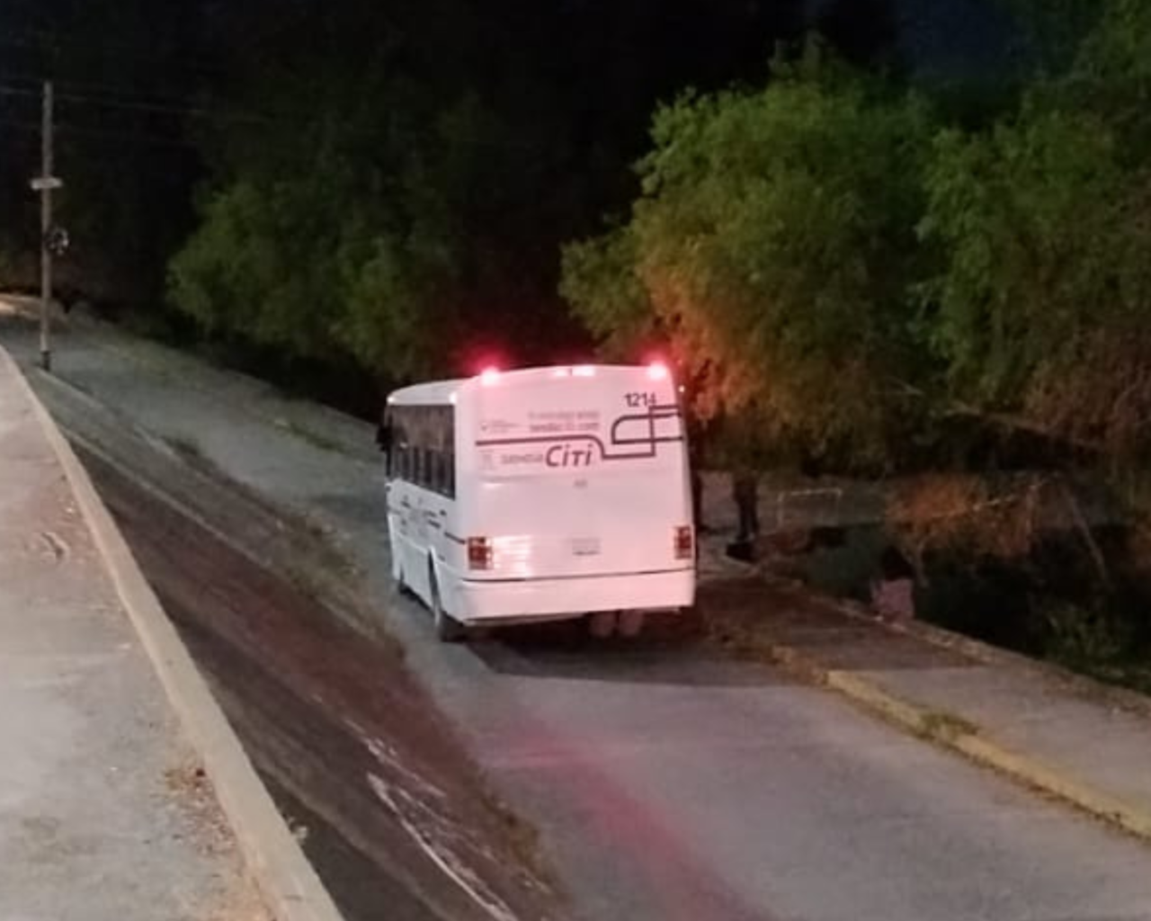 La noche de este pasado martes, un autobús de la empresa Senda que transportaba a empleados de una maquiladora fue el objetivo de un intento de robo, que fue frustrado gracias a la rápida intervención de la Guardia Estatal. Foto: Redes sociales